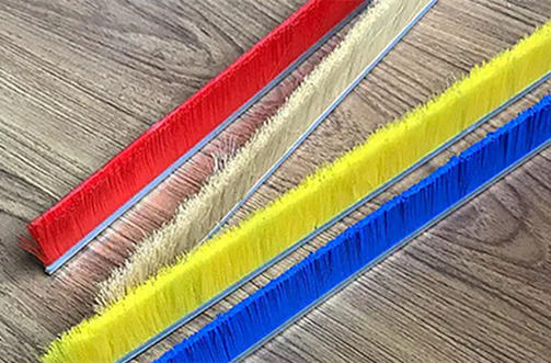 Quali sono le differenze tra le spazzole a striscia in nylon e quelle in polipropilene?